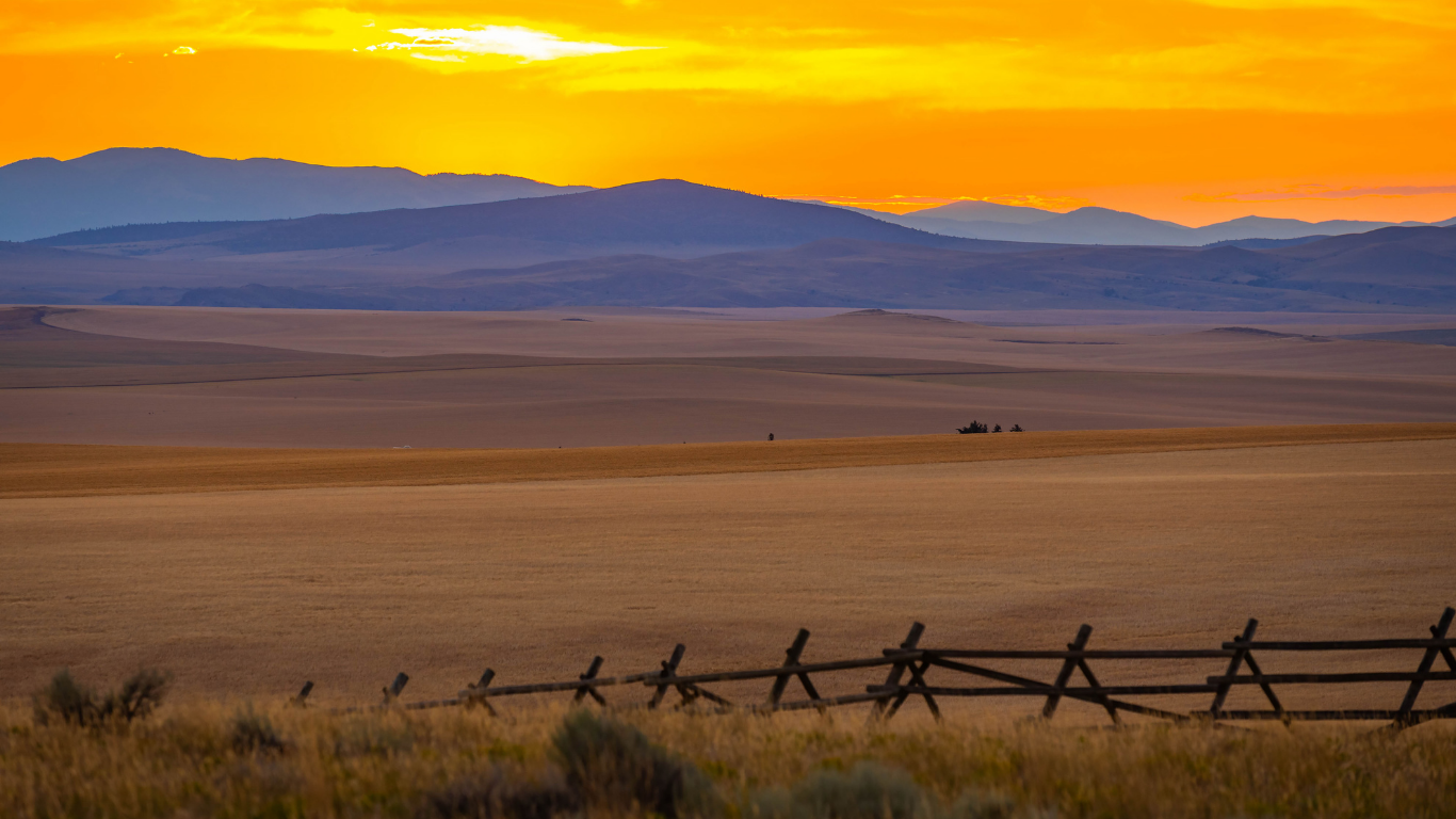 Background showing mountains and fields in Montana